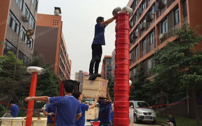 三新技术员为电抗器罩上均压环