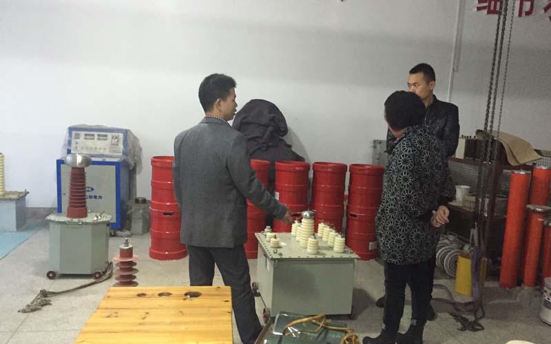 三新电力技术员为客户讲解SXJB激励变压器