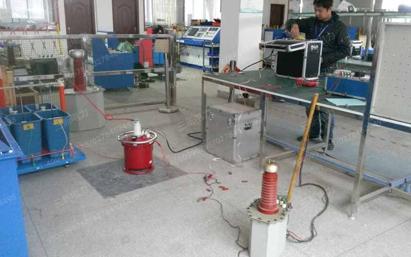 三新电力为即将出厂的绝缘靴(手套)耐压装置出厂试验