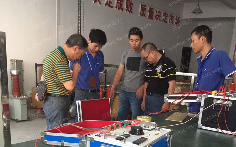 技术员为客户讲解串联谐振技术知识