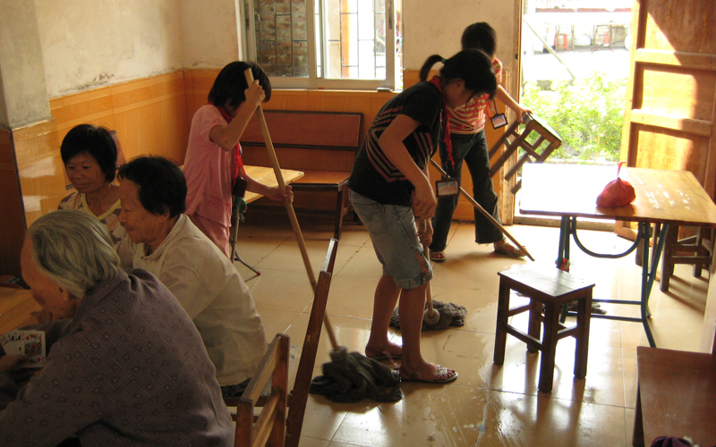 三新电力为养老院打扫卫生